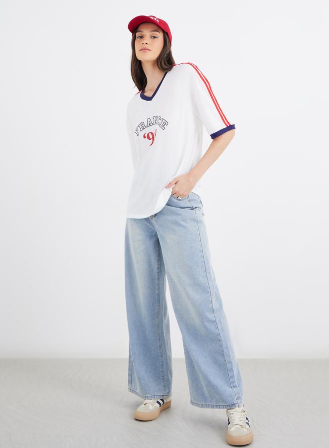 ستايلي تيشيرت نسائي أوف وايت بطبعة شعار ورقبة على شكل  كبير الحجم - Image 2